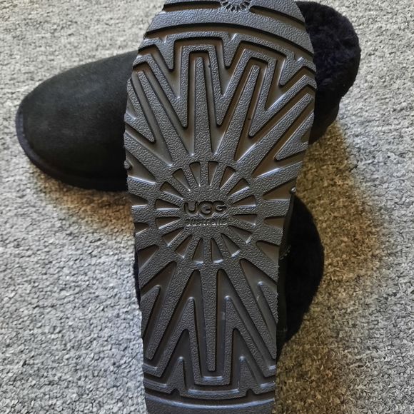 UGG black NWOT suede shoes size 7 - Picture 11 of 12